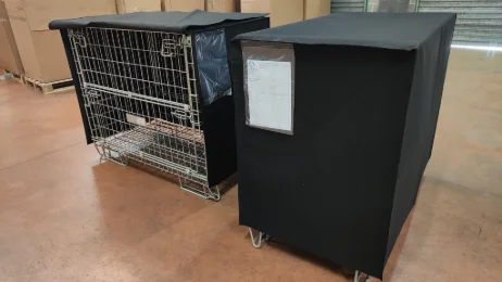 Une housse en feutrine pour protéger les bouteilles dans les containers filaires